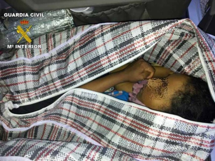 Inmigrante oculto en un coche