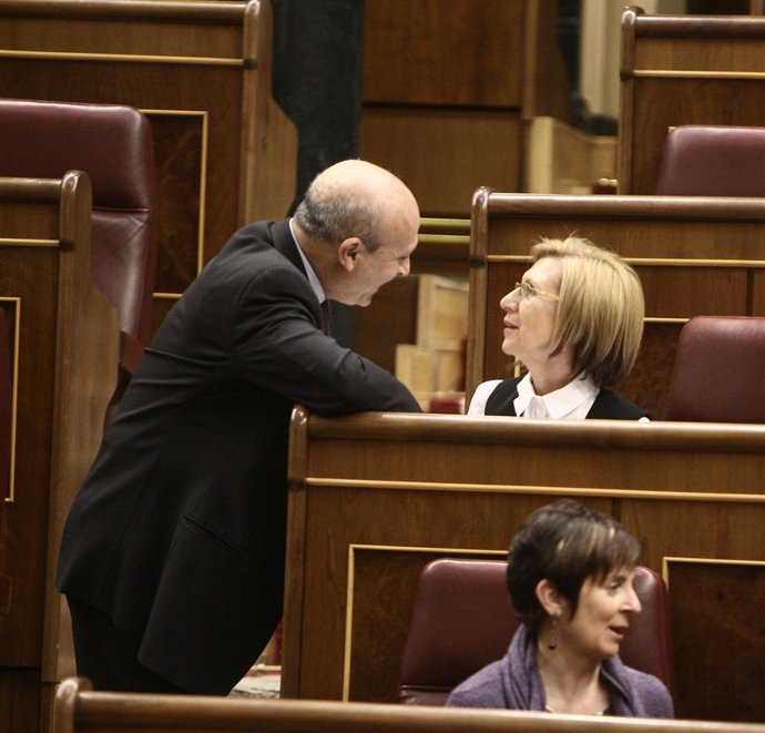José Ignacio Wert Charlando Con Rosa Díez En El Hemiciclo