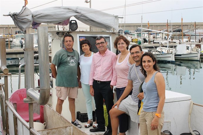 Los responsables de 'Pesca Turismo' en la embarcación 'Maria II' de L'Escala