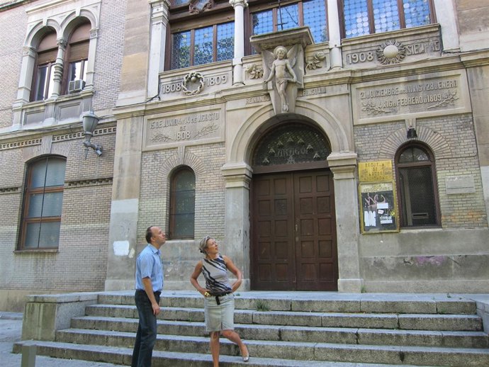 Carmelo Asensio y Nieves Ibeas delante de la antigua Escuela de Artes