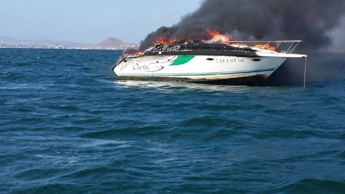 El barco incendiado