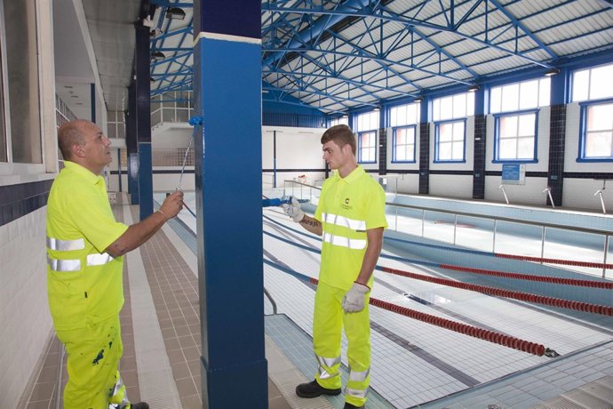 Trabajos de mantenimiento en la piscina de La Vidriera