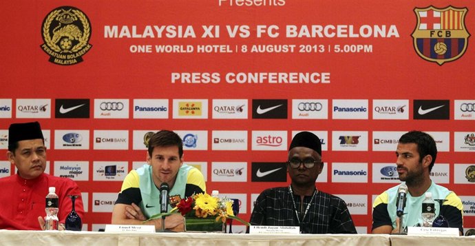 Leo Messi y Cesc Fábregas en rueda de prensa