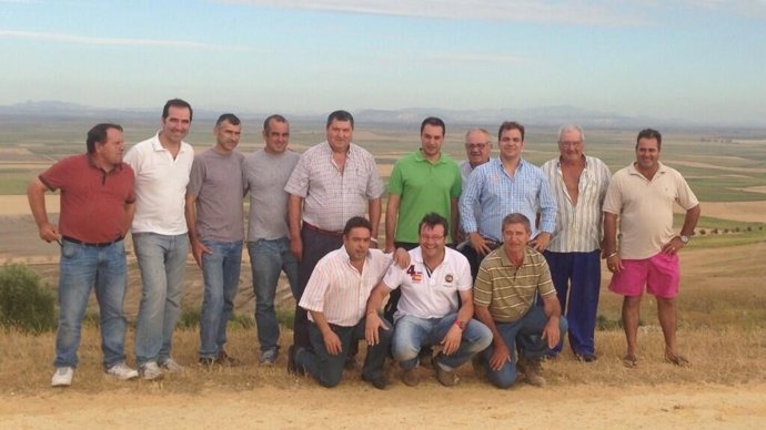 Los miembros de la asociación se preparan para el campeonato.