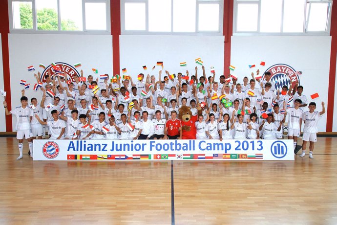 Holger Badstuber en su visita al Campamento de Fútbol Junior 2013 de Allianz
