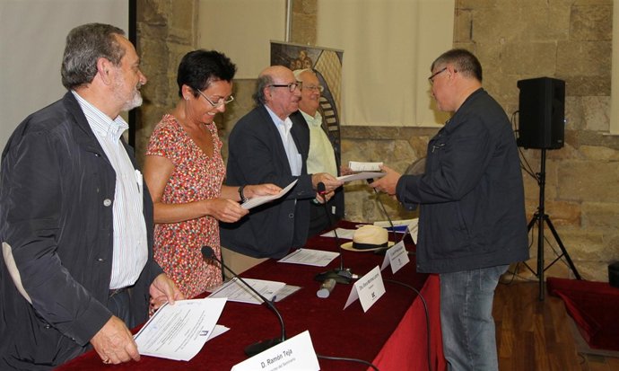 Peridis, sehundo por la derecha, en la entrega de diplomas