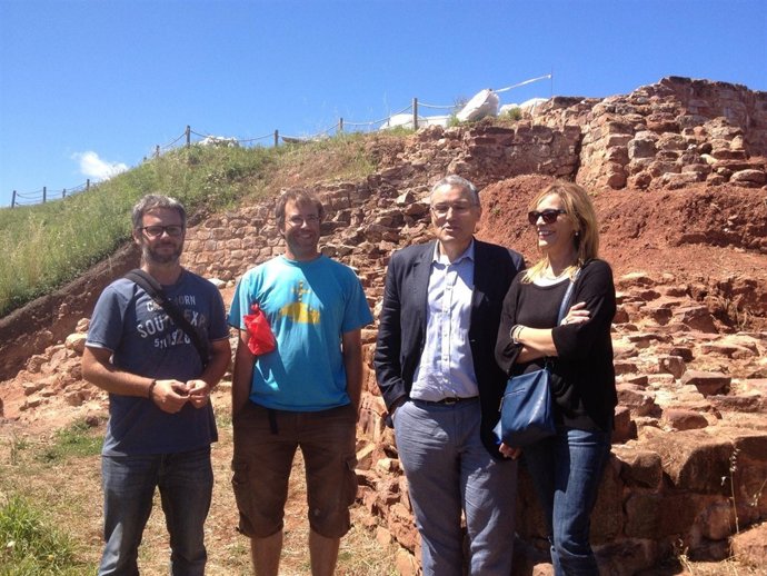 Vallina y Orviz (primera y segundo por la derecha) en su visita al yacimiento.