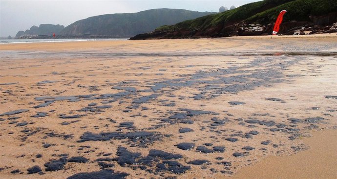 Vertido De Gasoil En La Playa