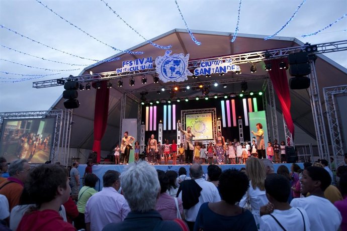 Foto de una actuación en el Festifval Intercultural