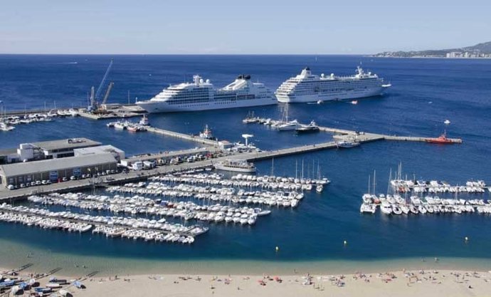 Vista de dos cruceros en el puerto de Palamós 