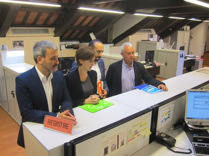 Representantes de partidos tramitando la petición