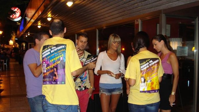 Promotores Concienciando A Clientes