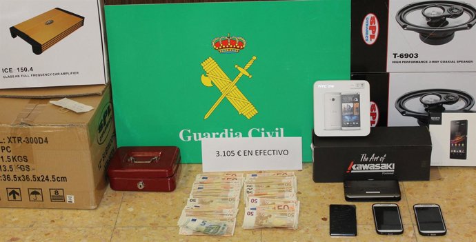 Imagen del dinero y material incautados