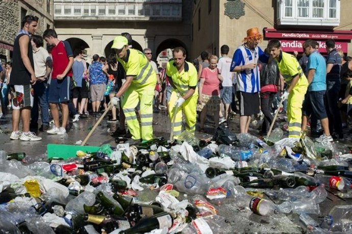 Operarios recogiendo vidrio.