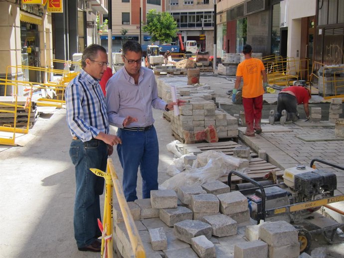 Sáez Rojo y Sáinz Yangüela inspeccionan las obras en la calle Saturnino Ulargui