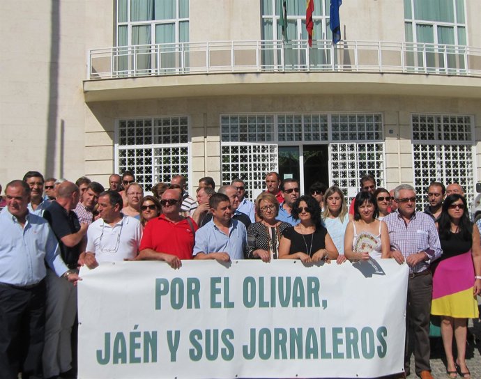 Concentración del PSOE ante la sede de la Subdelegación del Gobierno