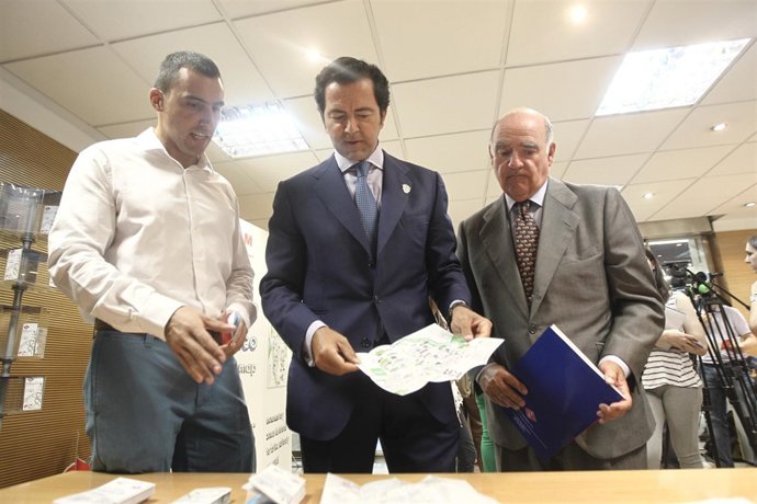 El consejero de Transportes, Infraestructuras y Vivienda, Pablo Cavero