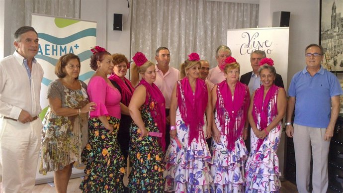 Rafael Prado con un coro rociero