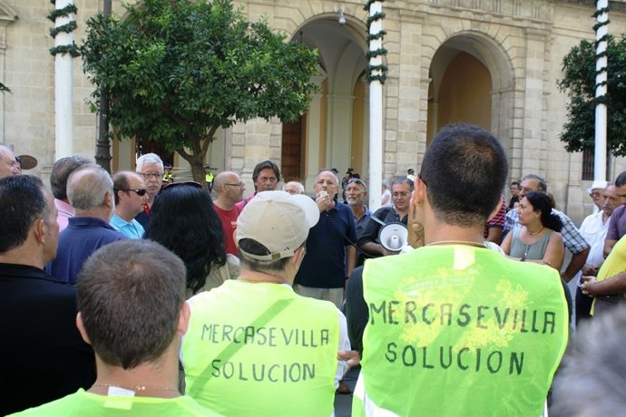 IU apoya la protesta de los trabajadores de Mercasevilla