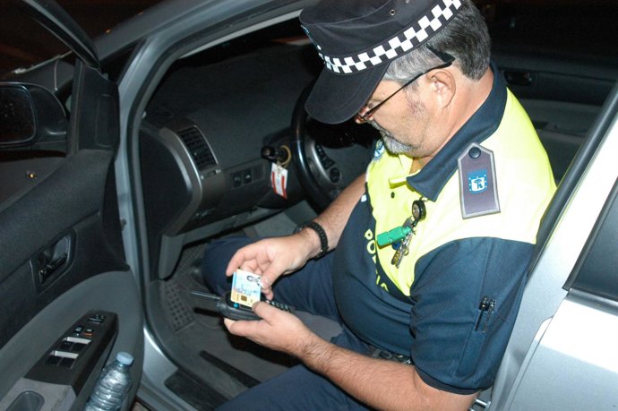 Un policía municipal durante una inspección