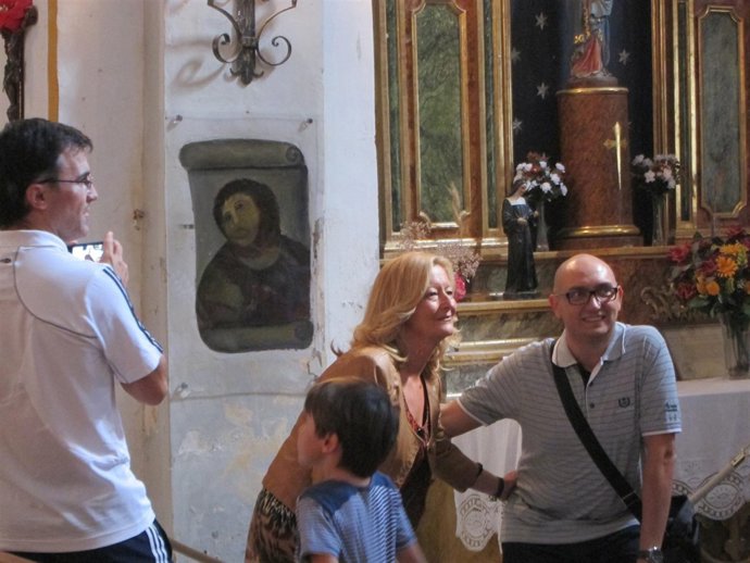 Visitantes se fotografían con el eccehomo de Borja