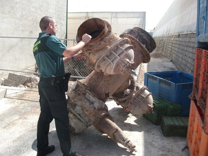 Un agente manipula el colector de agua sustraído
