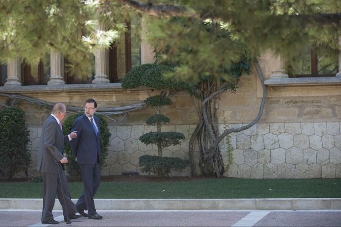 El Rey y el presidente del Gobierno paseando en Marivent