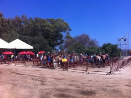 Festivaleros en cola para acceder a la zona de acampada en Villaricos