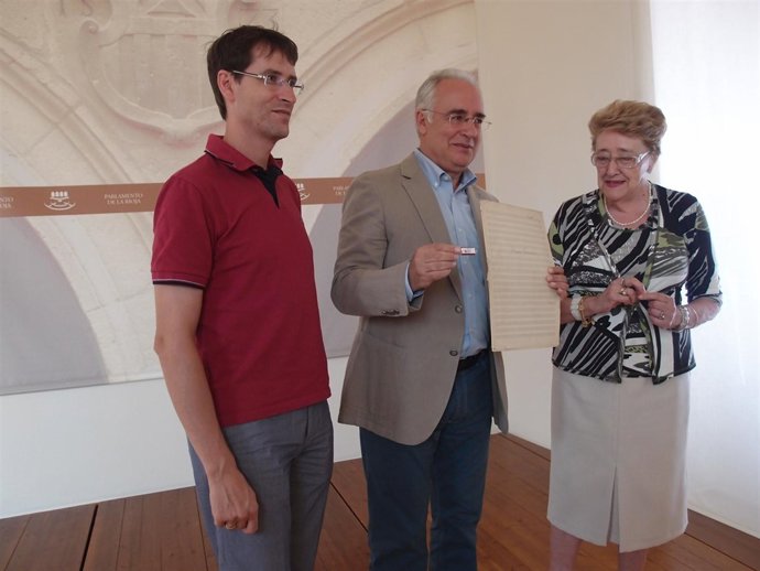 Ceniceros recibe la partitura completa del himno oficial en un USB   