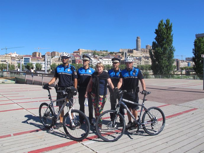 La concejal Sara Mestres y la unidad ciclista de la Policía de Lleida