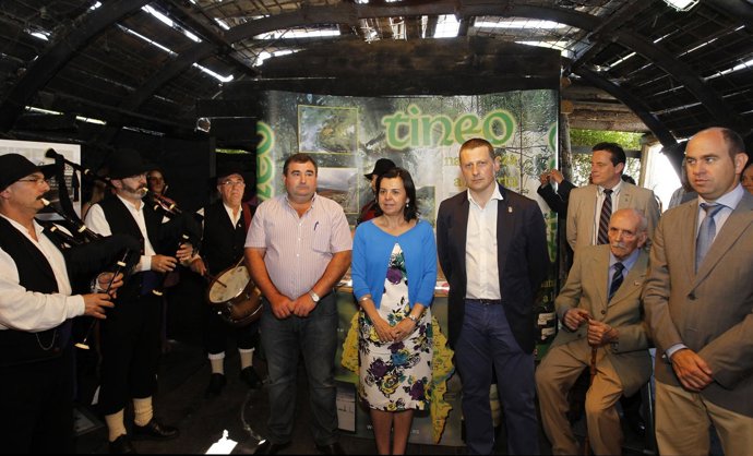 Álvarez, en el centro, durante los actos del Día de Tineo.