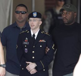 El soldado estadounidense Bradley Manning abandona una audiencia en Fort Meade