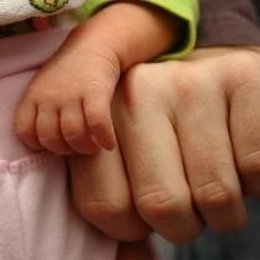 Un Bebé Apoya Su Mano En La De Su Madre