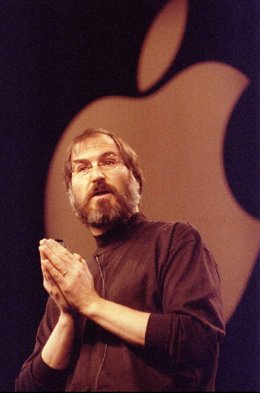APPLE CEO JOBS SPEAKS IN FRONT OF COMPANY LOGO