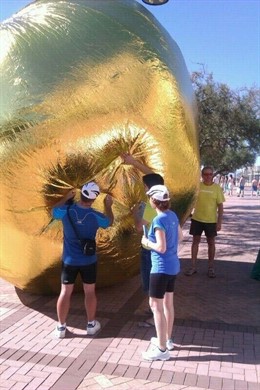 Burbuja instalada por Greenpeace para denunciar la destrucción del litoral