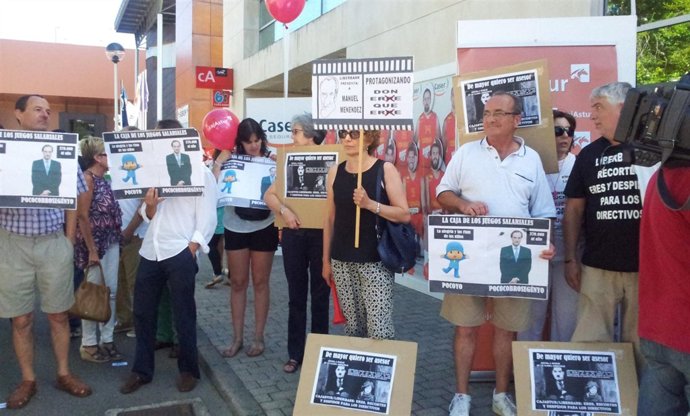Protesta empleados y afectados de Liberbank en el pabellón de Cajastur