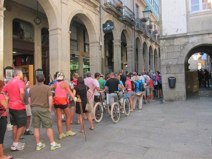 Peregrinos esperando ante la oficina del Peregrino