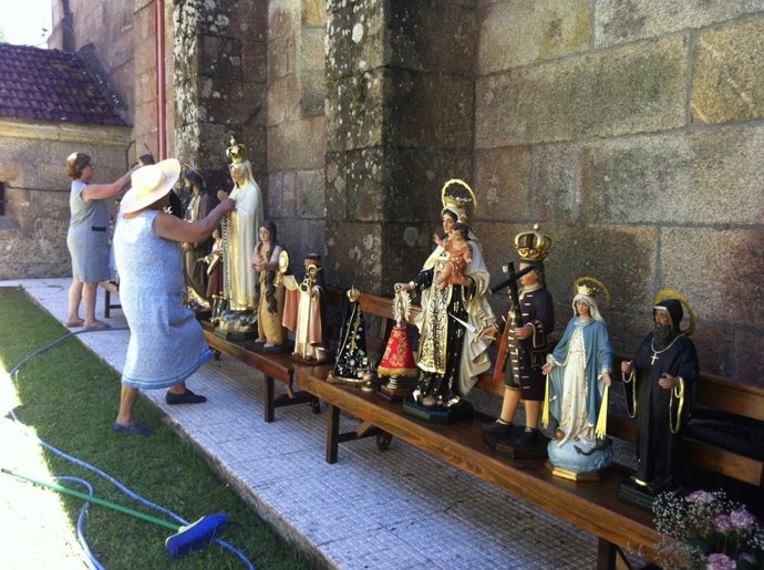 Vecinos de Forzáns evacúan a los santos de la iglesia parroquial