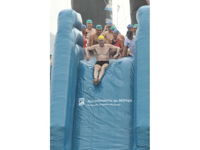 De la Torre participa en la travesía a nado del puerto