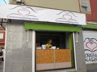 Crean una asociación que en apenas tres semanas ya reparte comida entre más de un centenar de personas cada día