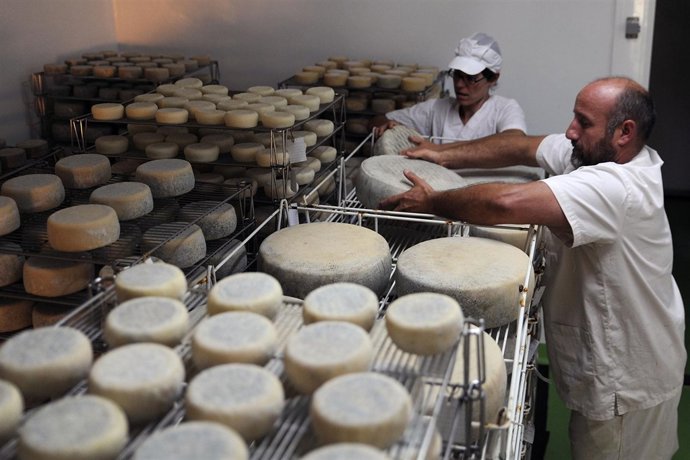 El quesero Jorge Rincón y su socia y esposa