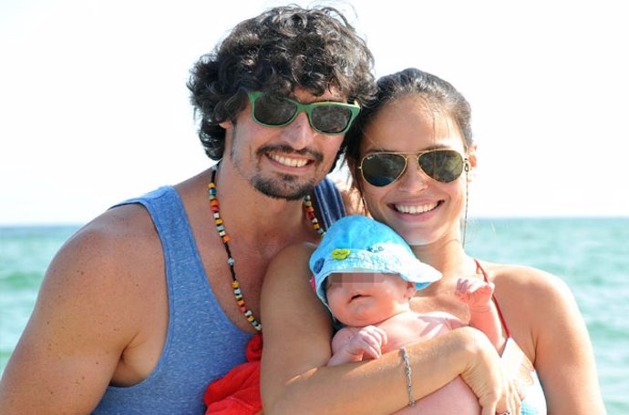 Mireia y Felipe con su hija Inés en la playa