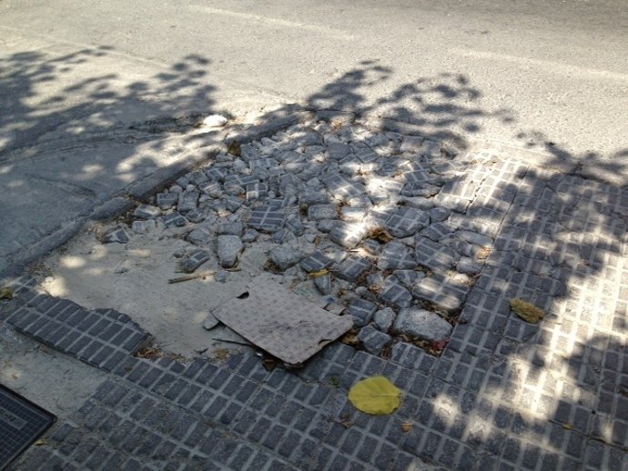Aceras rotas en el jardín de Los Dolores
