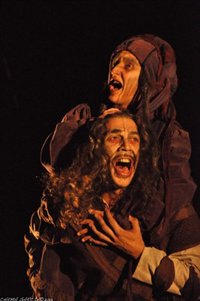 Un millar de espectadores asiste a la representación de una Celestina "perversa y tierna" en el Festival de Alcántara