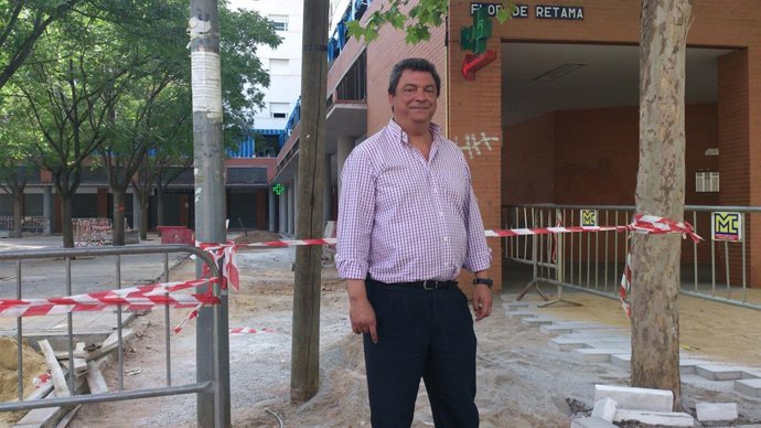 El delegado del distrito, Ignacio Flores, en la calle Flor de Retama