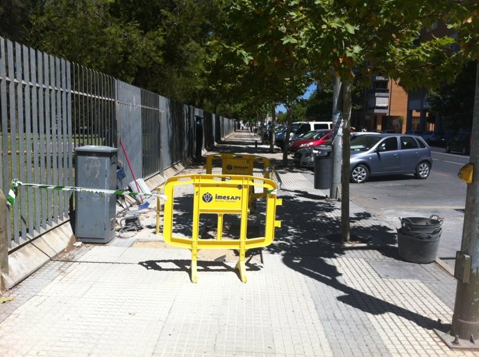 Acerado de la avenida Julio Caro Baroja en obras