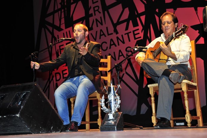 El cantaor Jerónimo Segura, 'Jeromo Segura', con la Lámpara Minera