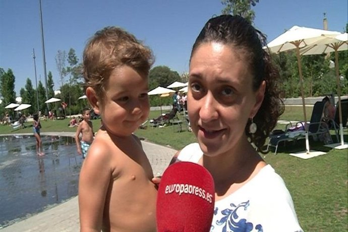 Silvia, una de las que han acudido a refrescarse a 'Madrid Río'