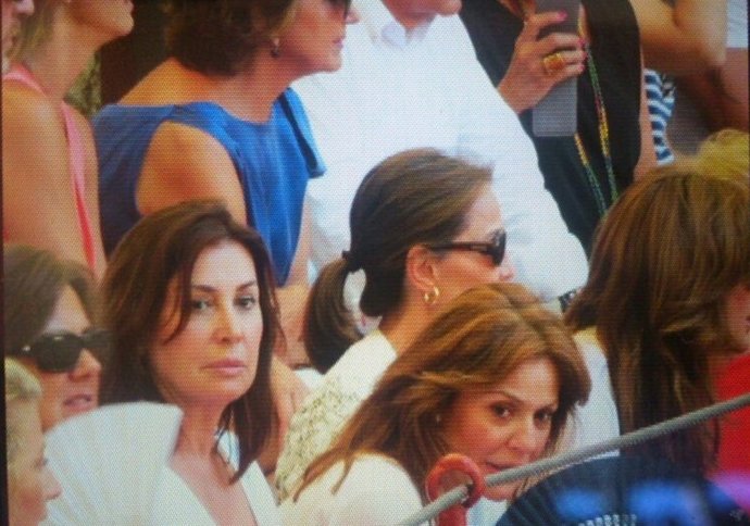Isabel Preysler y Carmen Martínez Bordiú, en la plaza de toros de Pontevedra