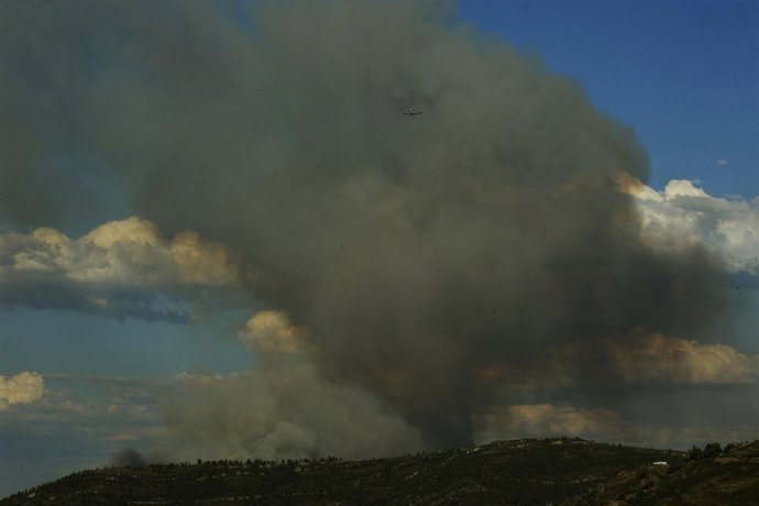 Una avioneta va a descargar agua en el incendio de Quiroga